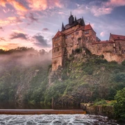 Burg Kriebstein in der Region Leipzig - Sehenswürdigkeiten in Leipzig und Region Die Burg Kriebstein thront hoch auf dem Felsen über dem Fluss Zschopau.