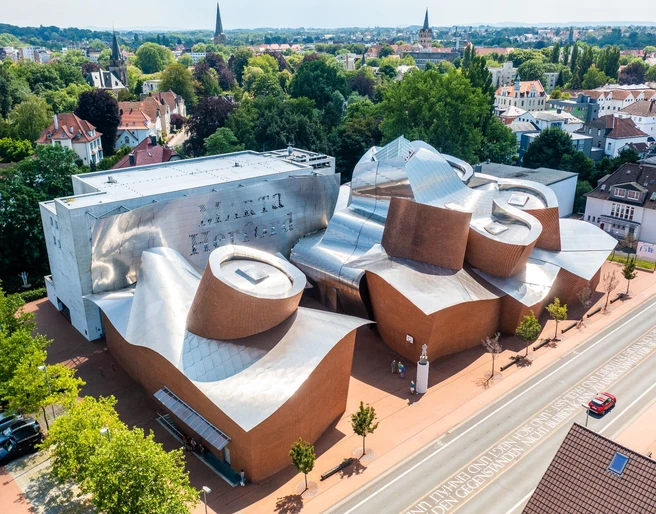 herford-marta-herford-teutoburger-wald-tourismus-h-tornow-003-cc-by-sa-jpg.jpg Marta Herford: Modernes Kunstmuseum mit beeindruckender Architektur, umgeben von grüner Kulisse.