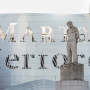 Herford-Marta-aussen-Teutoburger-Wald-Tourismus-M-Schoberer (3).jpg Ein modernes Gebäude mit einer markanten Metallfassade, davor eine Skulptur eines stehenden Mannes.