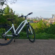 Cycle-Leipzig - Fahrradverleih in Leipzig Auf dem Fockeberg in Leipzig steht ein Leihrad des Fahrradverleihs Cycle-Leipzig.