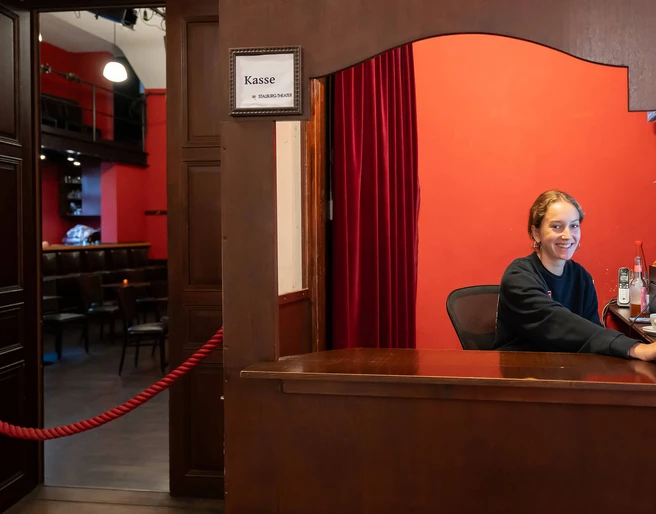 Stalburg Theater junge Dame an der Kasse