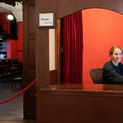 Frankfurt-Stalburg Theater-Kasse Stalburg Theater junge Dame an der Kasse