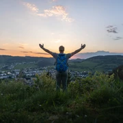 Wanderer auf dem Orenberg bei Sonnenuntergang Wanderer auf dem Orenberg bei Sonnenuntergang