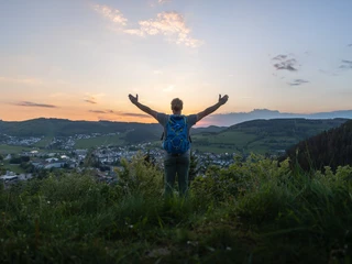 Wanderer auf dem Orenberg bei Sonnenuntergang Wanderer auf dem Orenberg bei Sonnenuntergang