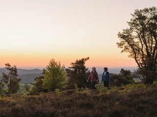 Frauen wandern bei Sonnenuntergang durch die Willinger Bergwelt  Frauen wandern bei Sonnenuntergang durch die Willinger Bergwelt