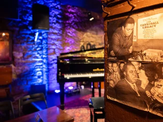 Jazz cellar Jazzkeller leerer Konzertsaal mit Zoom auf altem Plakat
