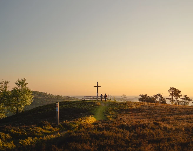 Gipfelkreuz am Kahlen Pön bei Sonnenuntergang Gipfelkreuz am Kahlen Pön bei Sonnenuntergang
