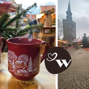 WGW Weihnachtsmarkt Zwei rote Tassen mit winterlichem Motiv auf einem Weihnachtsmarkt vor einer Kirche im Hintergrund.