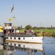 Paddle steamer Kaiser Wilhelm at the Bleckede ferry terminal Landgang in Bleckede, Touristen winken Schaulustigen zu Shore leave in Bleckede, tourists wave to onlookersDébarquement à Bleckede, les touristes font des signes aux badaudsStrandverlof in Bleckede, toeristen zwaaien naar toeschouwersLandgang i Bleckede, turister vinker til tilskuere