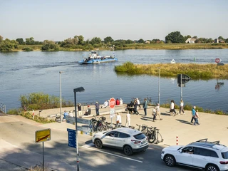 Bleckede harbour Aussicht auf den Hafen Bleckede mit der Fähre "Amt Neuhaus"View of Bleckede harbour with the ferry "Amt Neuhaus"Vue sur le port de Bleckede avec le ferry "Amt NeuhausUitzicht op de haven van Bleckede met de veerboot "Amt Neuhaus".Udsigt over Bleckede havn med færgen "Amt Neuhaus"