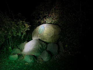 Stadtführung mit der Taschenlampe in Rinteln am Gedenkstein im Blumenwall Stadtführung mit der Taschenlampe in Rinteln am Gedenkstein im Blumenwall