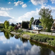 Mulde mit Hochwasserschutzmauer