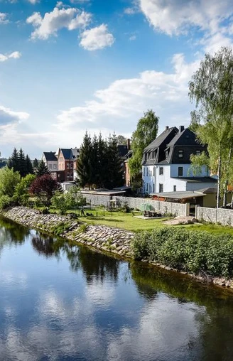 Mulde mit Hochwasserschutzmauer