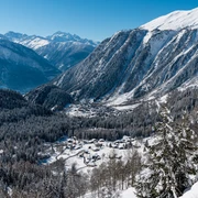 Die atemberaubende Aussicht auf die Winterlandschaft