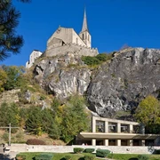 Raron: Felsen und Burg