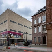 Wallraf Richartz Museum Außenansicht des Wallraf-Richartz-Museums in Köln bei bewölktem Himmel.Exterior view of the Wallraf-Richartz-Museum in Cologne under a cloudy sky.