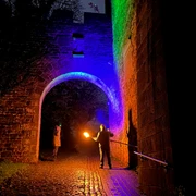 Burgführung mit der Taschenlampe an der Schaumburg am Torbogen Burgführung mit der Taschenlampe an der Schaumburg am Torbogen
