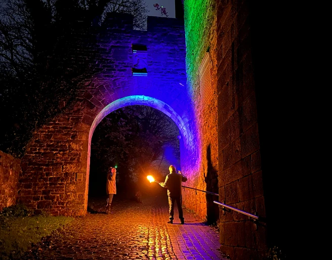 Burgführung mit der Taschenlampe an der Schaumburg am Torbogen Burgführung mit der Taschenlampe an der Schaumburg am Torbogen
