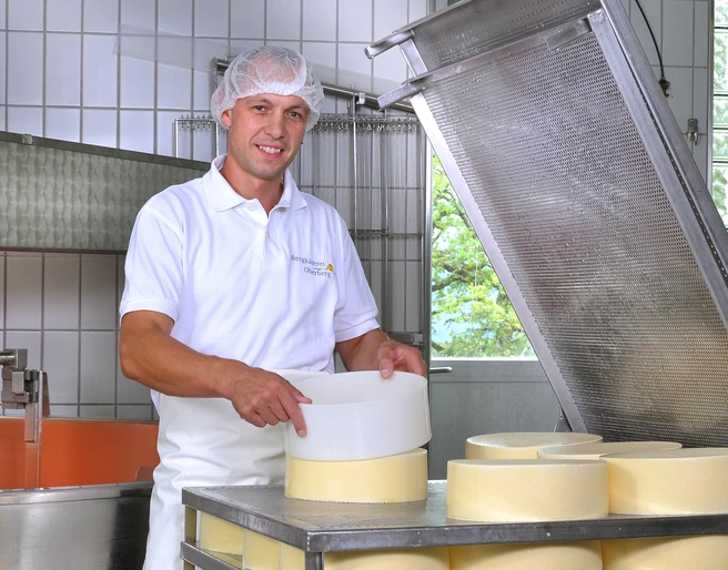 Franz Renggli bei der Herstellung von Käse