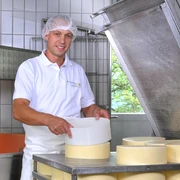 Franz Renggli lors de la fabrication du fromage