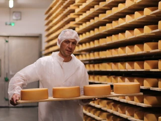 Im Käsekeller wird der Käse geprüft