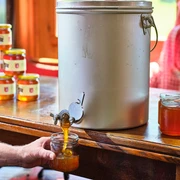 Regionalprodukte_Entlebucher Honig_Abfüllen_Entlebuch_hurrah.ch (5).jpg