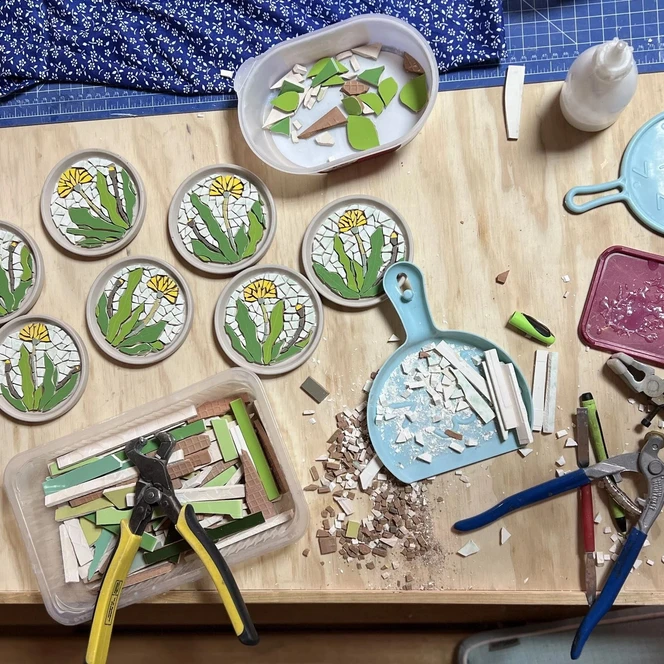 csm_HillereiMosaik-Fertigung-mehrere-Teller-leipzig-liebt-regionales-HillereiMosaik-leipzig-travel_56111960bc.jpeg Kopie.jpg