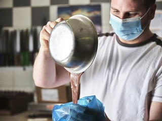 Feinste Schokolade, sorgfältig temperiert – die Basis für exquisite Pralinen