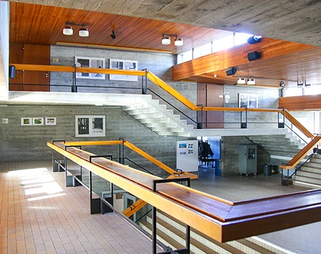 Das Schulgebäude bietet grosszügige Räumlichkeiten