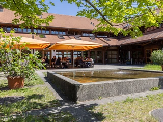 Die schöne Aussenanlage lädt zum Verweilen ein