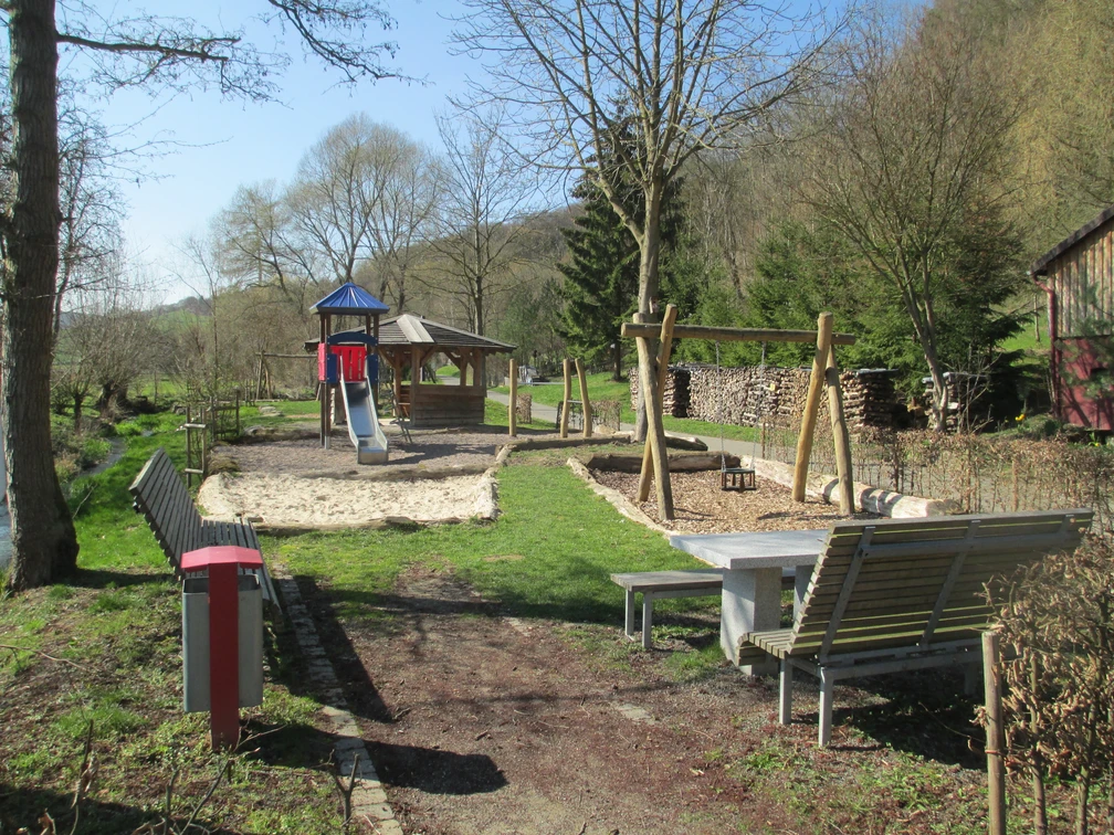 Kükenbrunnen 3.JPG Spielplatz mit Rutschenturm, Schaukel weiteren Spiel- und Sitzmöglichkeiten