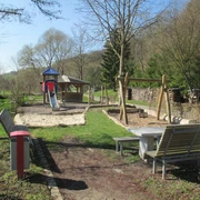 Kükenbrunnen 3.JPG Spielplatz mit Rutschenturm, Schaukel weiteren Spiel- und Sitzmöglichkeiten