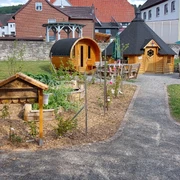 dorfmitte_ovenhausen Rastplatz mit Holzhütten und Sitzmöglichkeiten