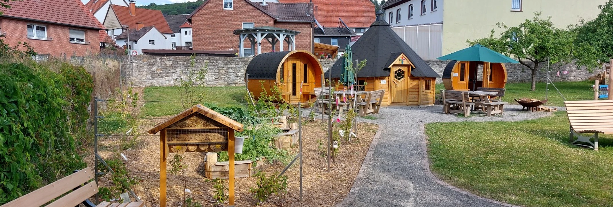dorfmitte_ovenhausen Rastplatz mit Holzhütten und Sitzmöglichkeiten