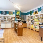 Alma Verde Drogerie Innenansicht – Shopping in Leipzig Alma Verde ist eine kleine und liebevoll eingerichtete, nachhaltige Drogerie im Leipziger Norden