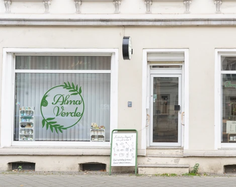 Alma Verde Drogerie Außenansicht – Shopping in Leipzig Bereits das grüne Logo auf dem Schaufenster von Alma Verde verrät, dass es sich um eine grüne und nachhaltige Drogerie handelt
