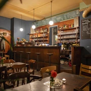 Noch Besser Leben Bar Theke – Bars in Leipzig Der Innenraum und die Theke der Bar bestehen aus aus dunklem Holz