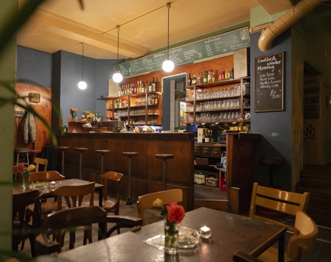 Noch Besser Leben Bar Theke – Bars in Leipzig Der Innenraum und die Theke der Bar bestehen aus aus dunklem Holz