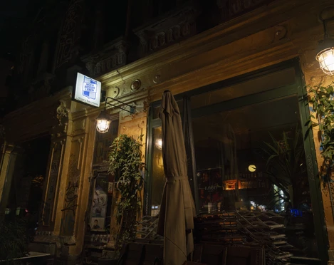 Noch Besser Leben Bar Außenansicht – Gastronomie in Leipzig Die Fassade der Bar "Noch Besser Leben" ist in einem auffälligen und glänzenden Goldton gestrichen