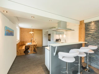 In der Ferienwohnung hat es eine moderne Küche