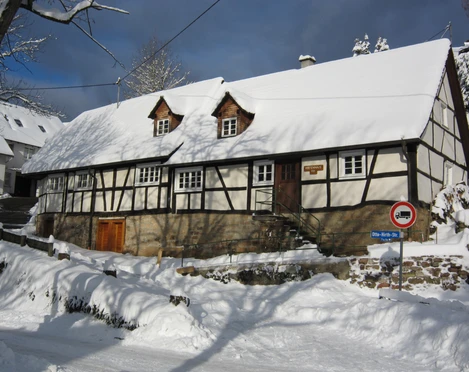 23 11 24 Hirtenhaus im Schnee