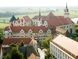 Blick auf Schloss Hartenfels Torgau und die Elbe