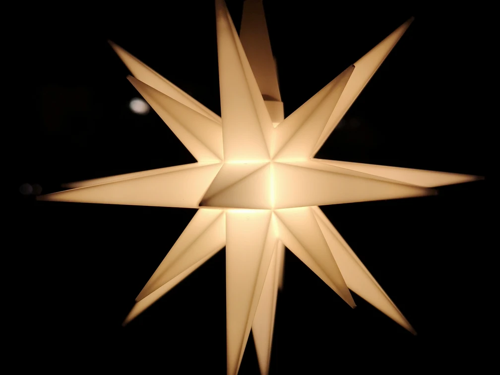 IMG_20191206_185513.jpg ein leuchtender Weihnachtsstern aus Pappe im Dunkeln