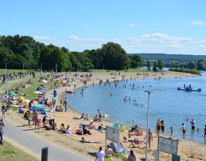 Ausblick vom Turm am Nordufer des Salzgittersees auf die Badebucht