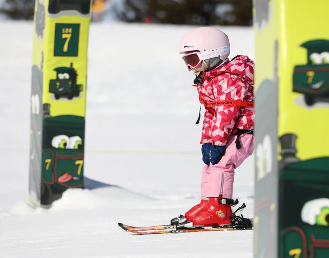 Sportler fegt durch die Tore