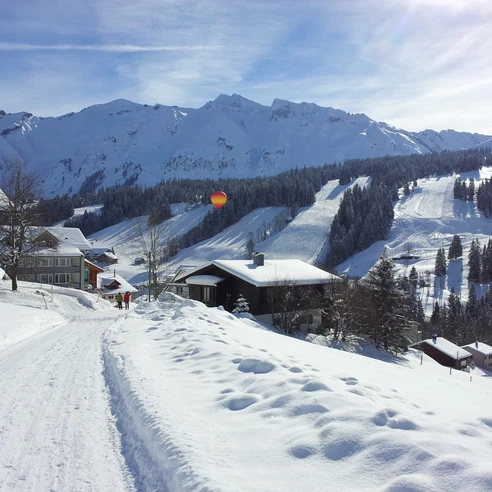 Panorama Rundweg mit Blick Richtung Skigebiet und Brienzer Rothorn