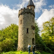 Höxter-Bismarckturm-Teutoburger-Wald-Stadt Höxter-D-Ketz-084.jpg Wanderndes Pärchen am BismarckturmHiking couple at the Bismarck Tower