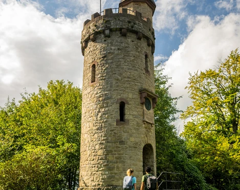 Höxter-Bismarckturm-Teutoburger-Wald-Stadt Höxter-D-Ketz-084.jpg Wanderndes Pärchen am BismarckturmHiking couple at the Bismarck Tower
