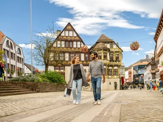 Höxter-Marktstraße und Dechanei-Teutoburger-Wald-Stadt Höxter-D-Ketz-149.jpg Fußgängerzone mit Menschen und flanierendem Pärchen vor der dem reich verzierten Fachwerkgebäude Dechanei Pedestrian zone with people and strolling couple in front of the richly decorated half-timbered building Dechanei
