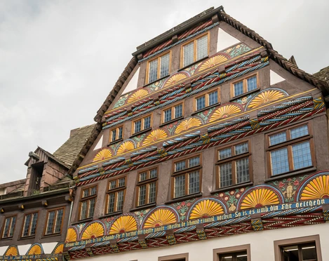 Höxter-Marktstraße-Teutoburger-Wald-Stadt Höxter-D-Ketz-152.jpg Ansicht eines mit bunten Schnitzerereien versehenen FachwerkgiebelsView of a half-timbered gable with colorful carvings